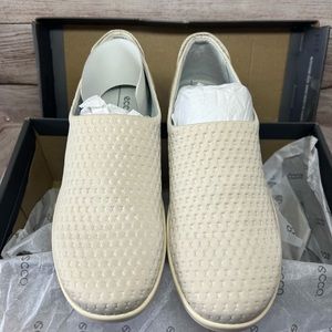 ECCO women’s size 4-4.5 Soft 2.0 Slip-On